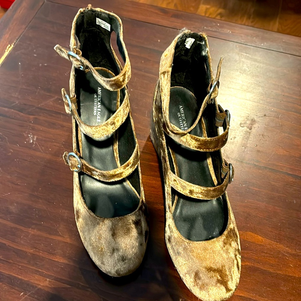 Women’s Gold Velvet Heels Size 9 US by AE. Great for Halloween!